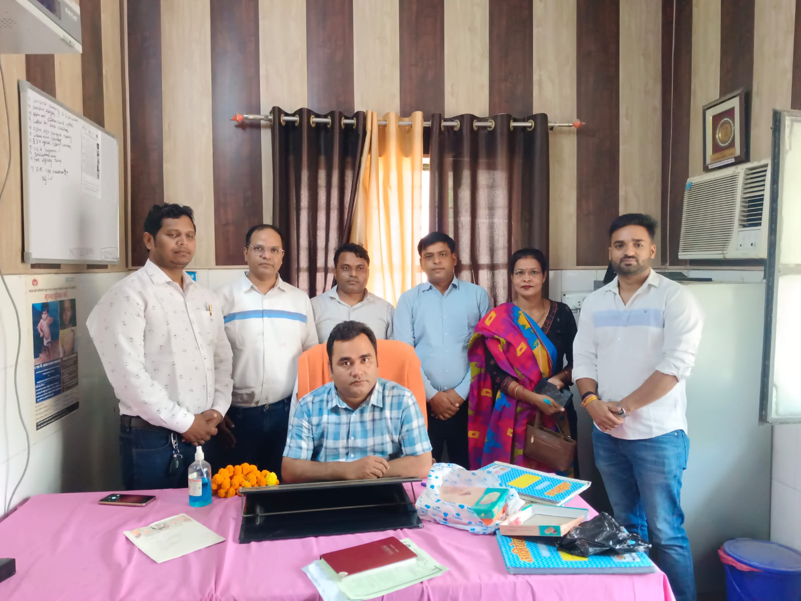 सीएचसी हैरिंग्टनगंज को मिला नया अधीक्षक, डॉ. डी.एन. द्विवेदी ने संभाला कार्यभार