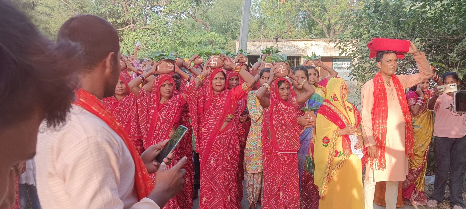 मोतीगंज (अयोध्या)। धार्मिक आस्था, सनातन संस्कृति और भक्ति भाव से ओतप्रोत वातावरण के बीच सोमवार को मोतीगंज बाजार के उत्तर पारा स्थित काली माता मंदिर परिसर में सात दिवसीय संगीतमय श्रीमद्भागवत कथा ज्ञान यज्ञ का भव्य शुभारंभ हुआ।